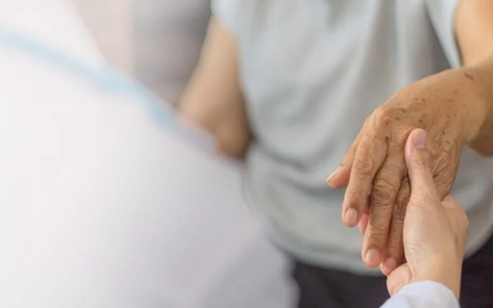      Otępienie w chorobie Alzheimera. Jak je rozpoznać u bliskiej osoby?     