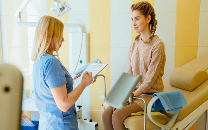      Pessar. Jak działa, kiedy jest stosowany i czy jego zakładanie boli?         