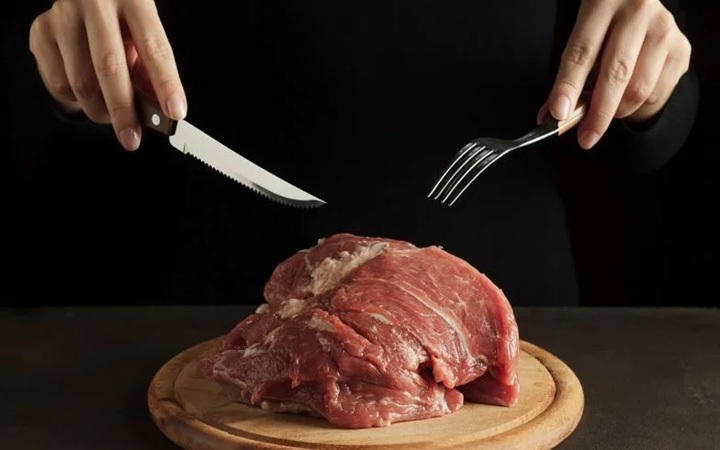 Dieta carnivore. Czy człowiek może jeść jak lew?