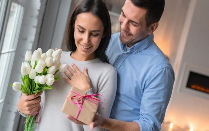                       Prezent dla niej. Czym ją zaskoczyć?                      