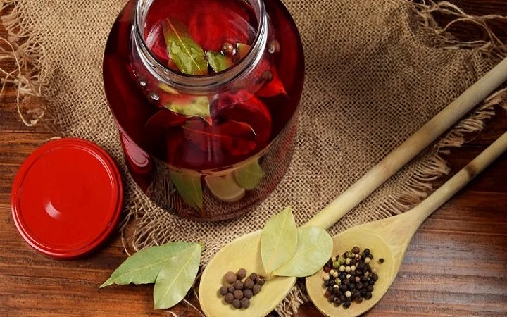             Zakwas buraczany. Czy warto go pić?               