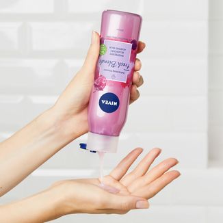 Nivea Fresh Blends, odświeżający żel pod prysznic, malina, borówka i mleko migdałowe, 300 ml - 2 Nivea Fresh Blends, odświeżający żel pod prysznic, malina, borówka i mleko migdałowe, 300 ml - 2 - zdjęcie produktu