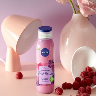 Nivea Fresh Blends, odświeżający żel pod prysznic, malina, borówka i mleko migdałowe, 300 ml - 3 Nivea Fresh Blends, odświeżający żel pod prysznic, malina, borówka i mleko migdałowe, 300 ml - 3 - zdjęcie produktu