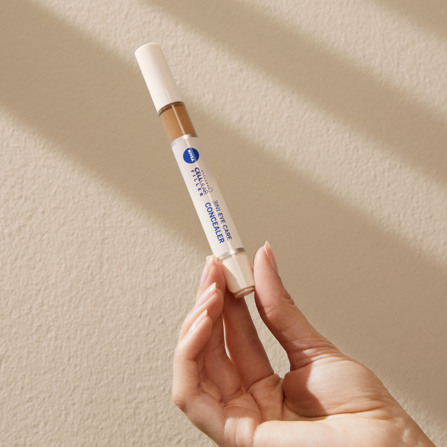 Крем для кожи вокруг глаз Nivea Hyaluron Cellular Filler 3 в 1, корректирующий тени, оттенок 03 Dark, 4 мл — фото 3