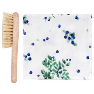 Zestaw Lullalove, szczotka na ciemieniuchę + pieluszka muślinowa, jagódki, 40 x 40 cm Zestaw Lullalove, szczotka na ciemieniuchę + pieluszka muślinowa, jagódki, 40 x 40 cm - zdjęcie produktu